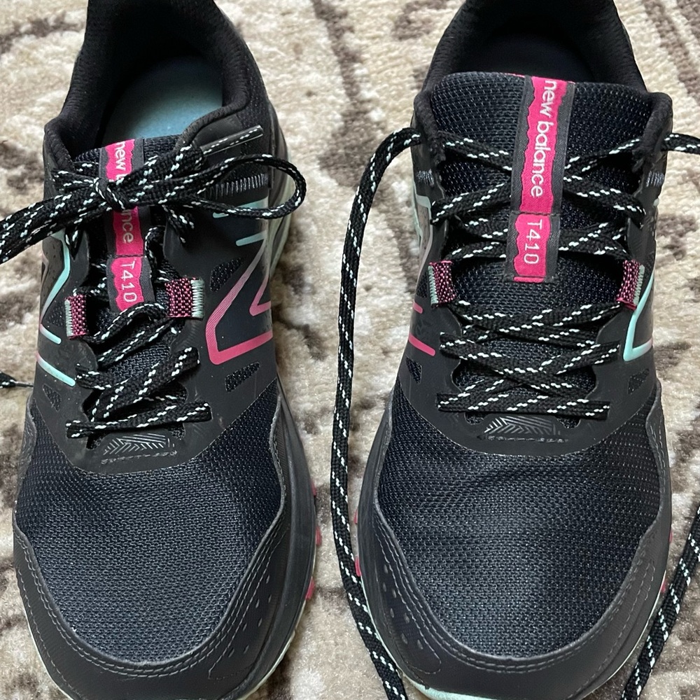 New Balance 410 V8 Trail Running Women’s Shoe, Size 8 Wide, Wore Once.